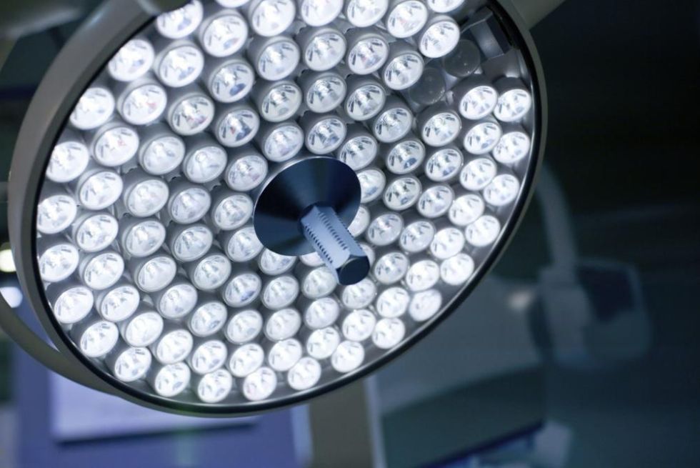 Surgical Lights: Types & Choosing Guide